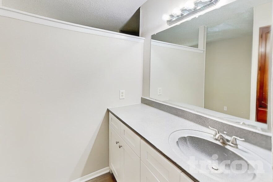 Building Photo - 7527 Ledgebrook Dr