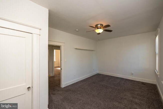 Building Photo - 3317 W Garrison Ave