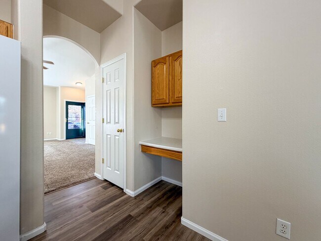 Building Photo - End-Unit Townhome in Littleton