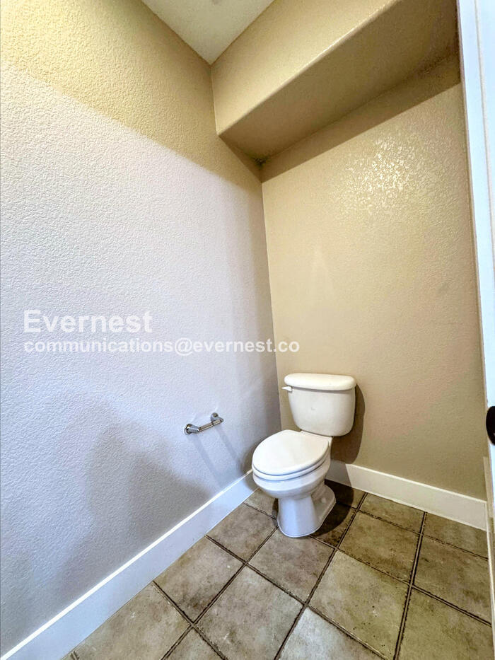 Building Photo - 1080 E 13th Ave