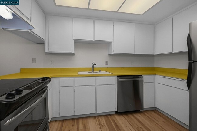 Building Photo - 412 Carrillo Ct