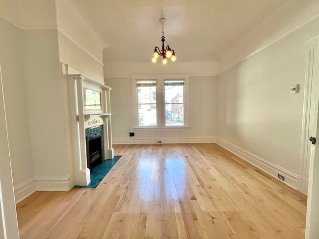 Building Photo - Stunning Edwardian Flat with a Backyard