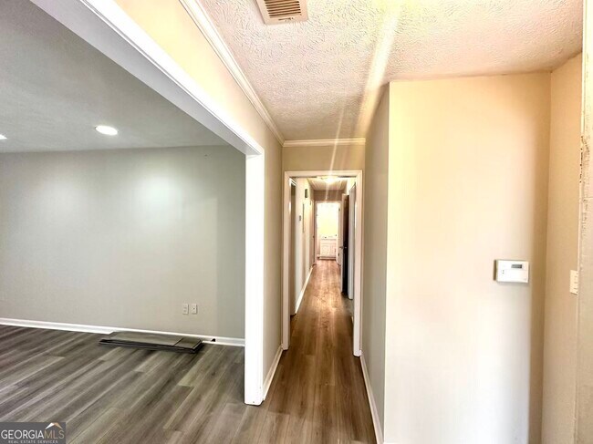 Building Photo - 100 Lakeview Ln