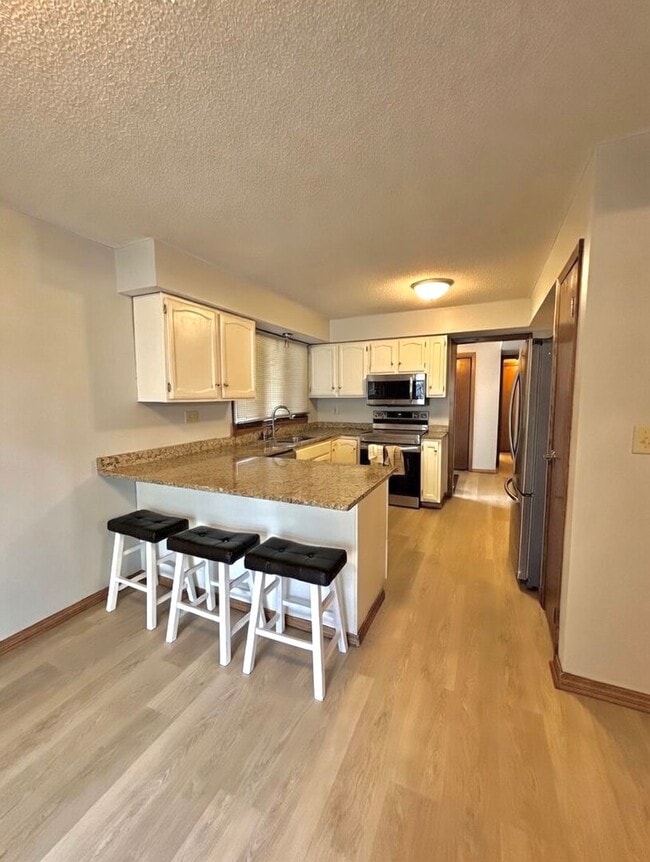 Building Photo - Entertainers dream in the heart of Eden Prairie! 3000+sf, updated, beautiful yard!!