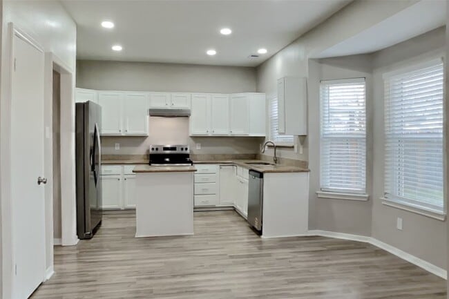 Building Photo - 21338 Wildcroft Dr