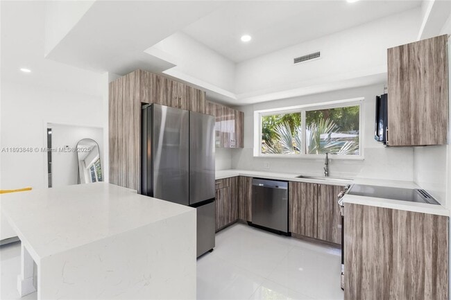 Building Photo - 1581 Normandy Dr