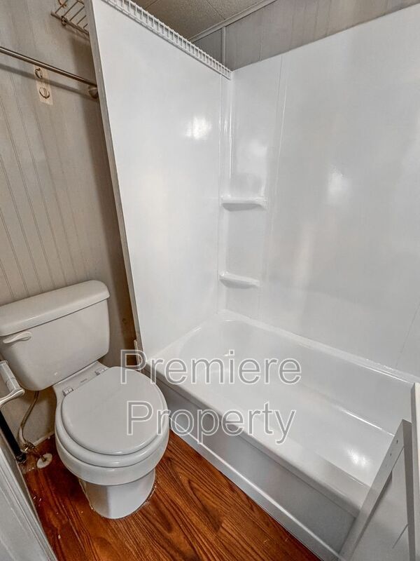 Building Photo - 311 E Arthur St