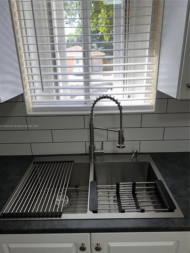Building Photo - 3 bedroom in Miami FL 33142