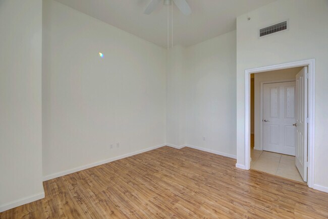 Building Photo - 511 SE 5 Ave