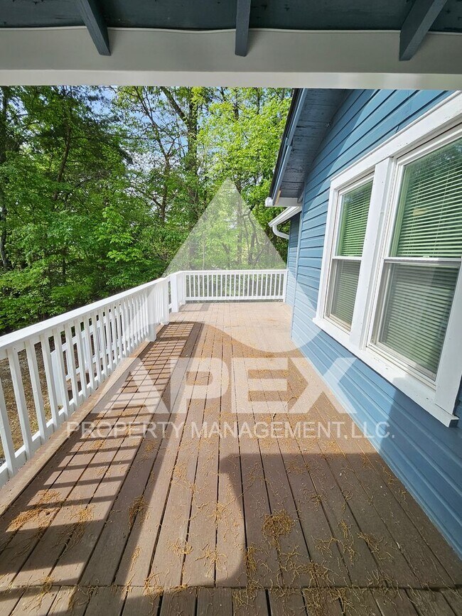 Building Photo - Renovated Craftsman Style 2 Bd 1- Ba Single Family Home with off street parking mins from Downtown!