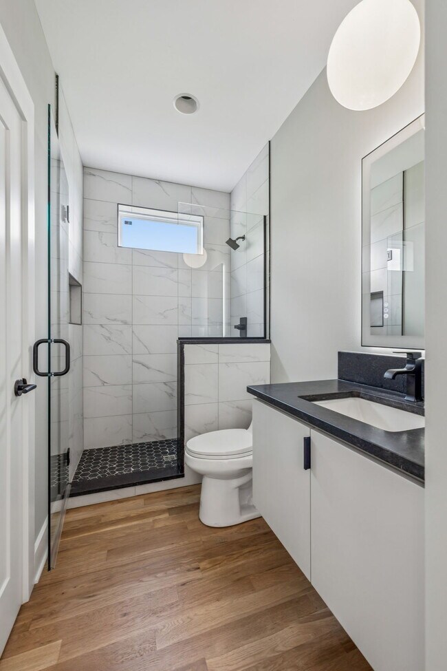 Building Photo - "Spacious 4-Bed, 4-Bath Gem in Nashville -...