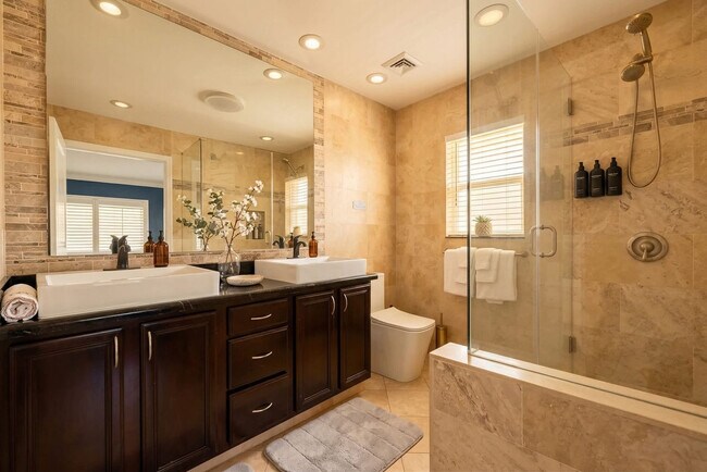Building Photo - 5841 Bayview Dr