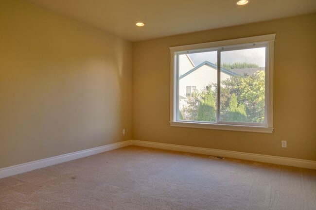 Building Photo - Kent Easthill 2 Story