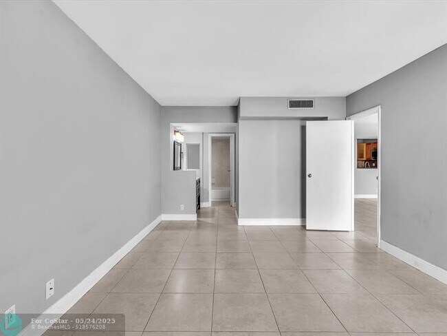 Building Photo - 20379 W Country Club Dr