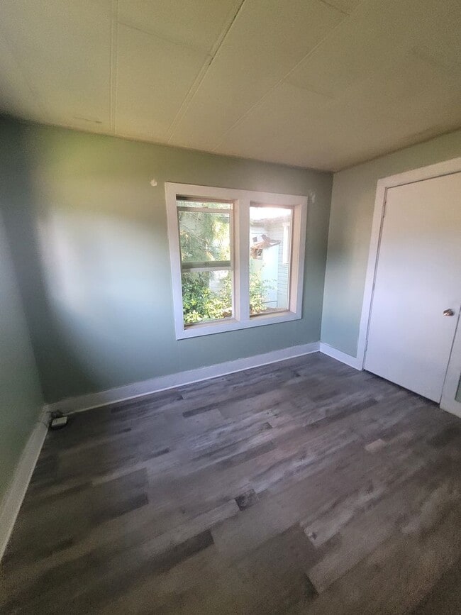 Building Photo - 3BD, 1BA Single Level home with large,  fe...