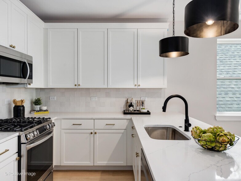 Building Photo - 1631 N Lawndale Ave