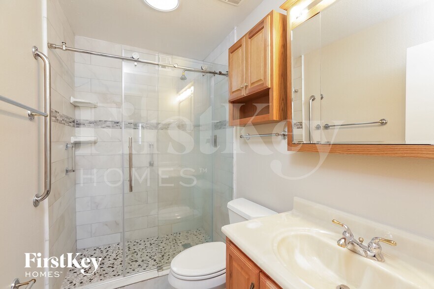 Building Photo - 614 E Greenway Dr