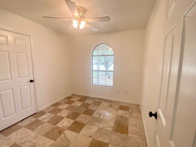 Building Photo - 3 bedroom home with a large backyard in Harker Heights!