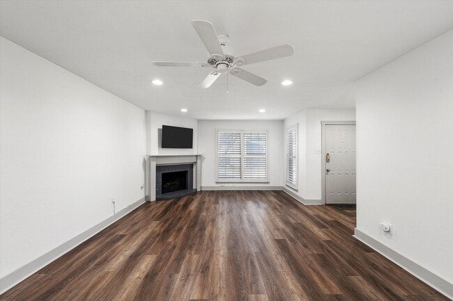 Building Photo - Updated Amazing Townhome