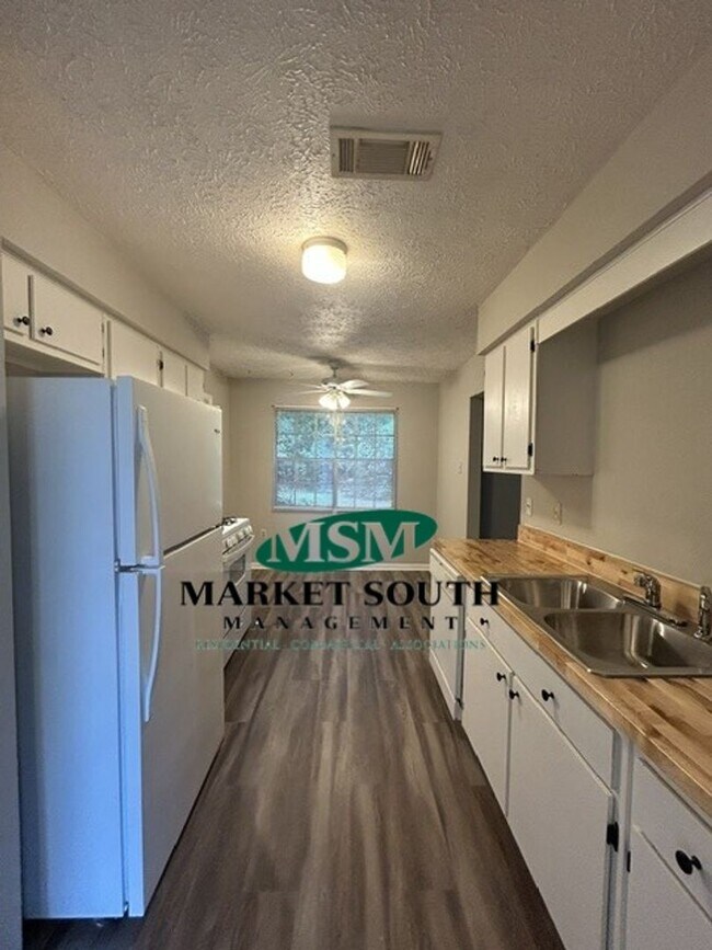 Building Photo - 18 Friar Tuck Dr