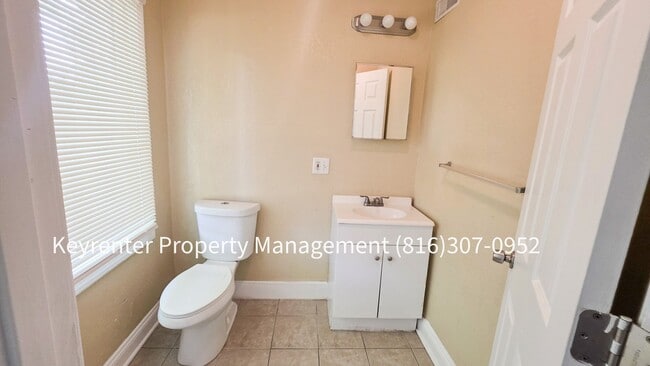 Building Photo - 4 Bed, 1 Bath Home available now!