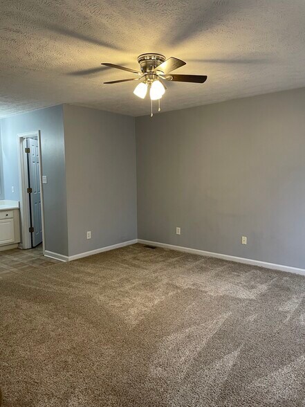 Building Photo - 122 Mosswood Dr