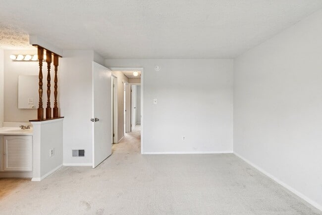 Building Photo - Conveniently located in the Courts of Tysons!