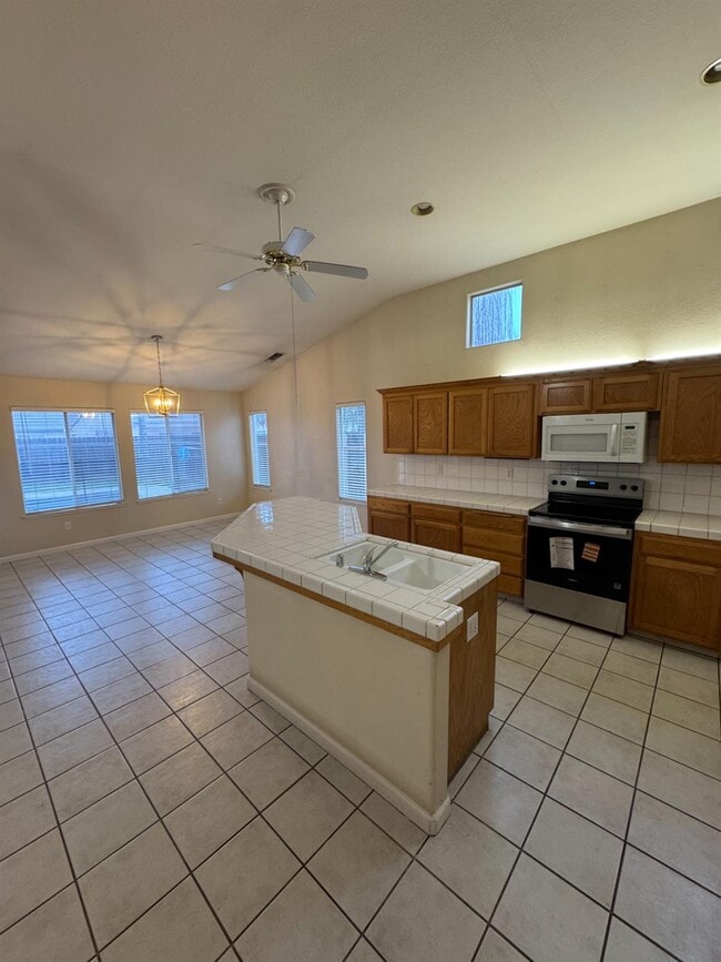 Building Photo - 5731 N Tracy Ave