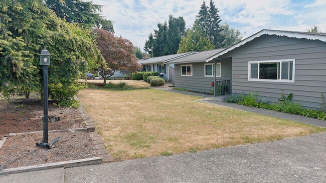 Building Photo - Available late August: this spacious 3brm/2 bath rambler near Whatcom Falls Park