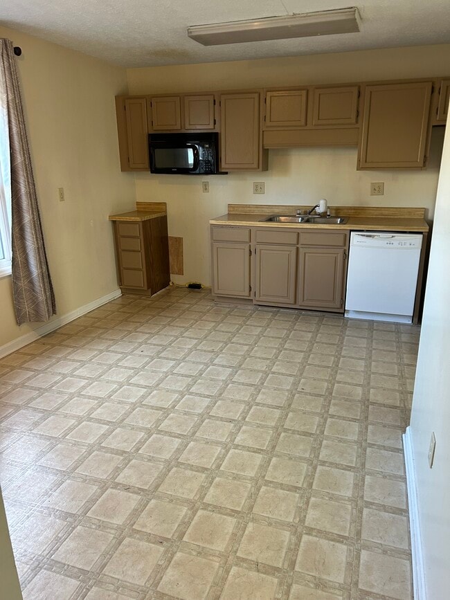 Building Photo - 420 Village Ln