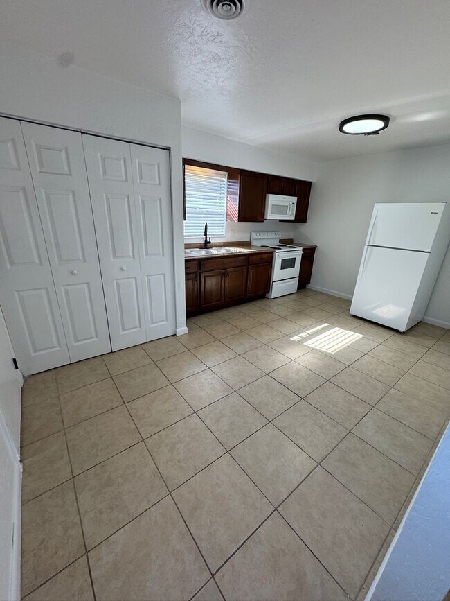 Building Photo - 1702 NE 71st St