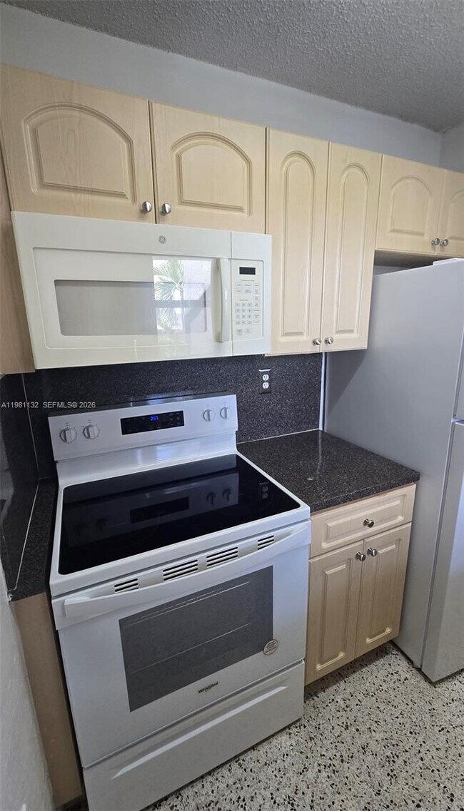 Building Photo - 142 SW 18th Ave