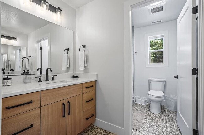 Building Photo - 1013 Yew Wood St