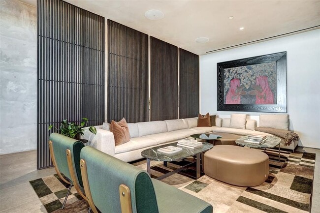 Building Photo - 610 Davis St