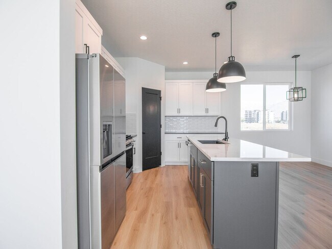 Building Photo - 964 W 350 S