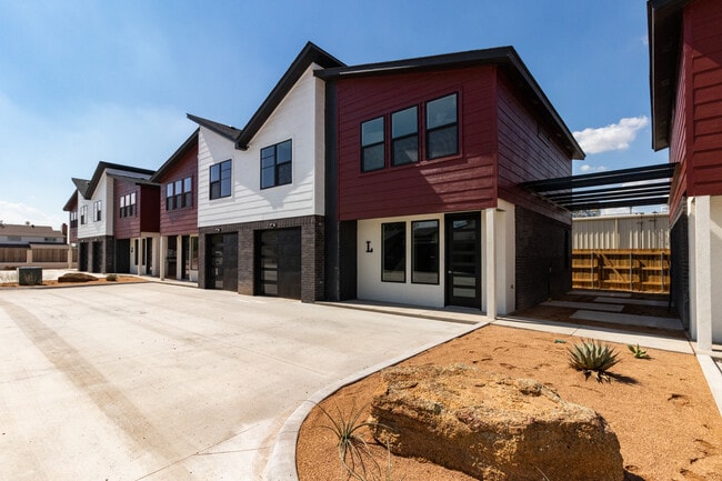 Two Story (3 bed/3.5 bath/1 car garage) - 406 38th St