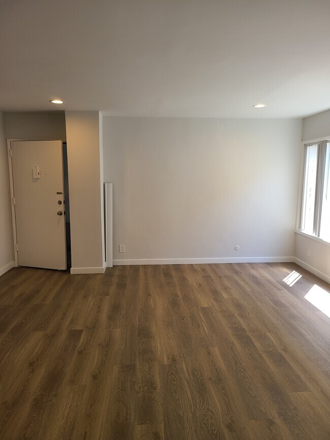 Building Photo - 241 W Tujunga Ave