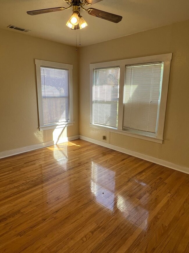 Building Photo - 2 Bedroom 1 Bath House For Rent!