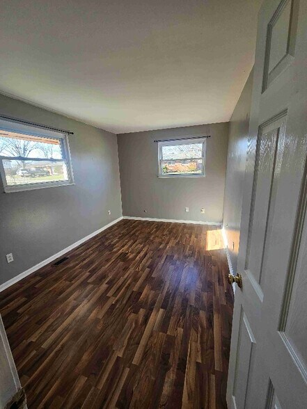 Building Photo - 5 Willow Dr