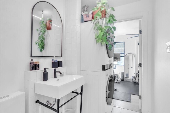 Building Photo - 9821 Walnut St