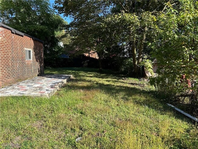 Building Photo - 160 Roslyn Dr
