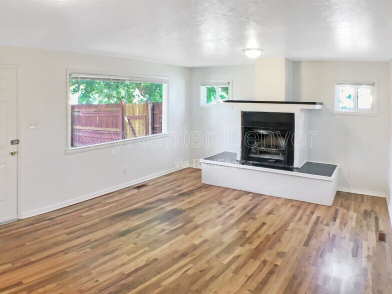 Building Photo - 1995 Ingalls St