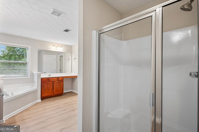 Building Photo - 2040 Village Green Dr