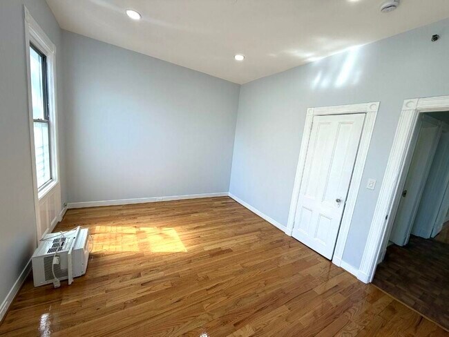 Building Photo - 927 18th St