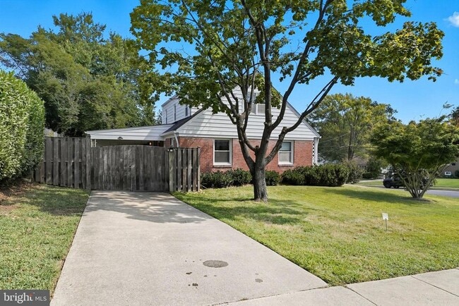 Building Photo - 511 Crestwood Dr