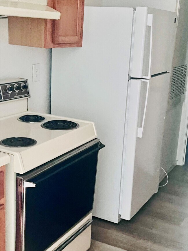 Building Photo - 9797 Leawood Blvd