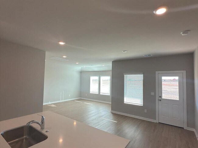 Building Photo - 2924 Firefly Dr