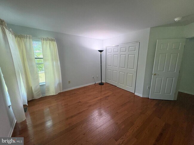 Building Photo - 208 Castle Dr