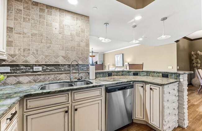 Building Photo - 2650 Lake Shore Dr