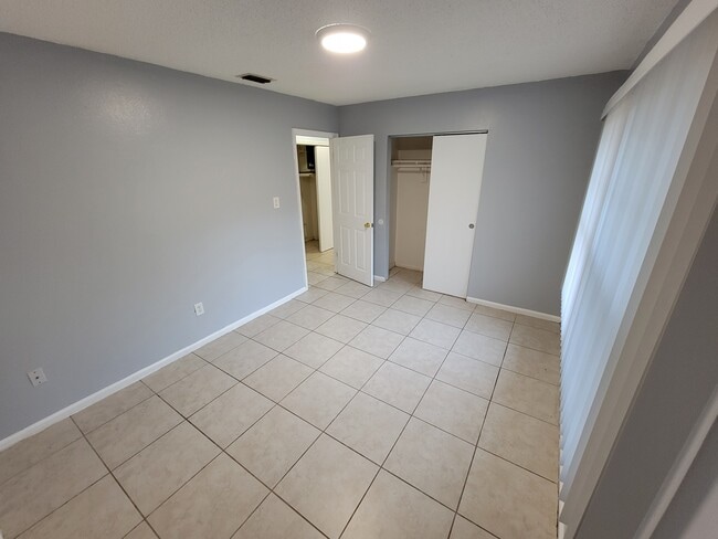 Building Photo - 4846 Royal Palm Ave